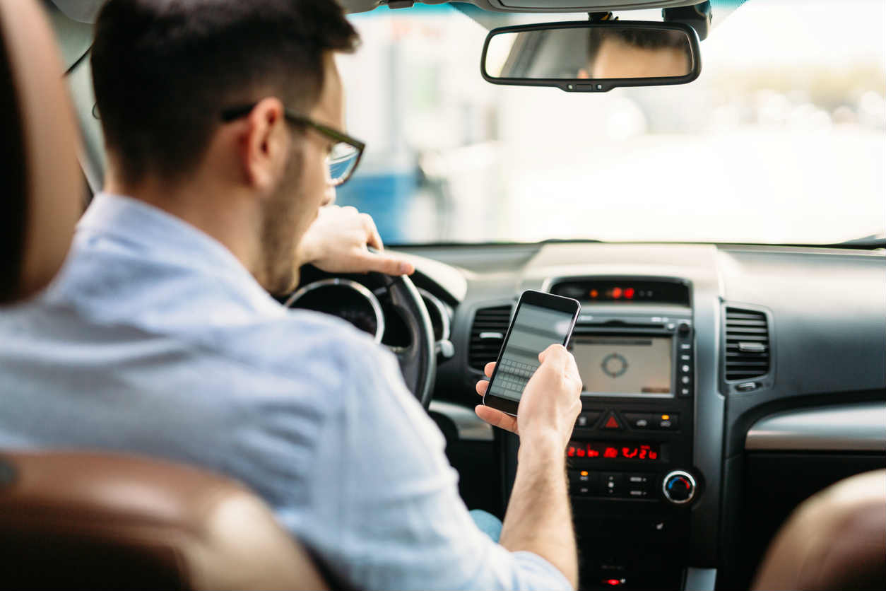 3 Reasons You Shouldn't Use Your Cell Phone While Driving